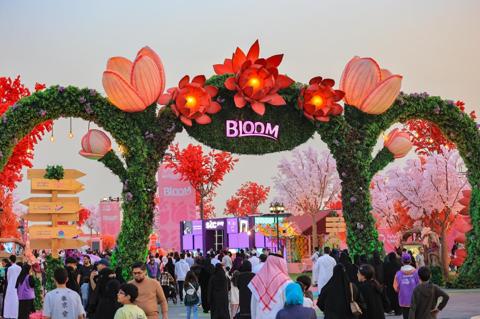 منطقة بلوم تحتوي على قطع فنية مستوحاة من الزهور وألوانها الخلابة