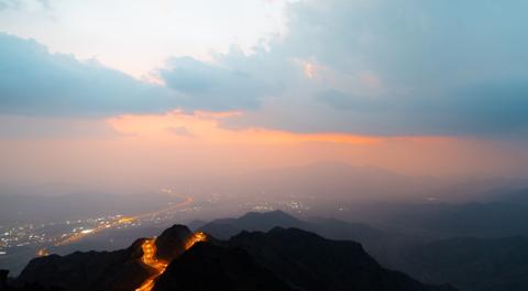  منظر ساحر لغروب الشمس من قمة جبال السروات - المصدر واس 