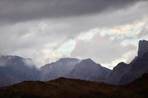  تشكيلات صخرية خلابة في جبل رضوى - المصدر @YousefEhbail.